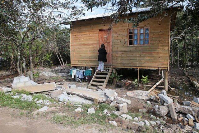 FLORIANÓPOLIS, SC, BRASIL, 01/08/2018: Prefeitura derruba casas em área de APP na praia da Solidão. nA FOTO: Marçia Padilha. (FOTO: CRISTIANO ESTRELA / DIÁRIO CATARINENSE) FLORIANÓPOLIS, SC, BRASIL, 01/08/2018: Prefeitura derruba casas em área de APP na praia da Solidão. nA FOTO: Marçia Padilha. (FOTO: CRISTIANO ESTRELA / DIÁRIO CATARINENSE)