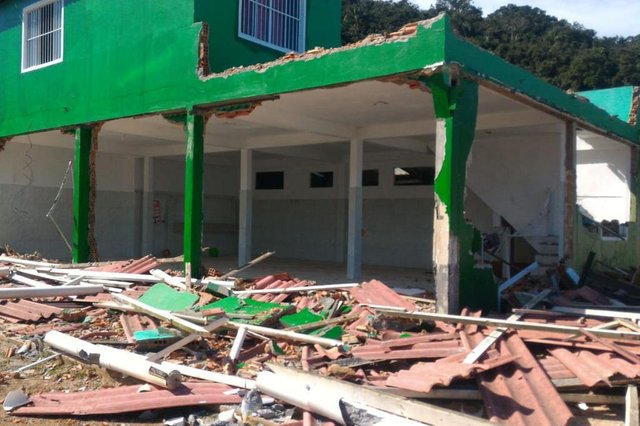 Prefeitura derrubam casas e bares nas Praia da Solidão e Naufragados, em Florianópolis Prefeitura derrubam casas e bares nas Praia da Solidão e Naufragados, em Florianópolis