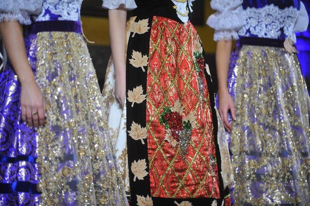 CAXIAS DO SUL, RS, BRASIL, 01/08/2018. Apresentação dos vestidos da corte da Festa da Uva 2019. Na foto, princesa Milena Remus Caregnato, a rainha Maiara Perottoni (C) e a princesa Viviane Piamolini Gaelzer (Lucas Amorelli/Agência RBS) CAXIAS DO SUL, RS, BRASIL, 01/08/2018. Apresentação dos vestidos da corte da Festa da Uva 2019. Na foto, princesa Milena Remus Caregnato, a rainha Maiara Perottoni (C) e a princesa Viviane Piamolini Gaelzer (Lucas Amorelli/Agência RBS)