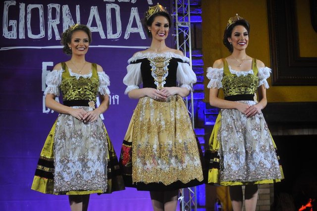 CAXIAS DO SUL, RS, BRASIL, 01/08/2018. Apresentação dos vestidos da corte da Festa da Uva 2019. Na foto, princesa Milena Remus Caregnato, a rainha Maiara Perottoni (C) e a princesa Viviane Piamolini Gaelzer (Lucas Amorelli/Agência RBS) CAXIAS DO SUL, RS, BRASIL, 01/08/2018. Apresentação dos vestidos da corte da Festa da Uva 2019. Na foto, princesa Milena Remus Caregnato, a rainha Maiara Perottoni (C) e a princesa Viviane Piamolini Gaelzer (Lucas Amorelli/Agência RBS)