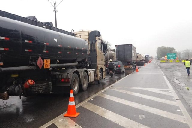 Ampliação da ponte sobre o rio Cubatão na BR-101, em Joinville, será finalizada nesta quinta-feira Ampliação da ponte sobre o rio Cubatão na BR-101, em Joinville, será finalizada nesta quinta-feira