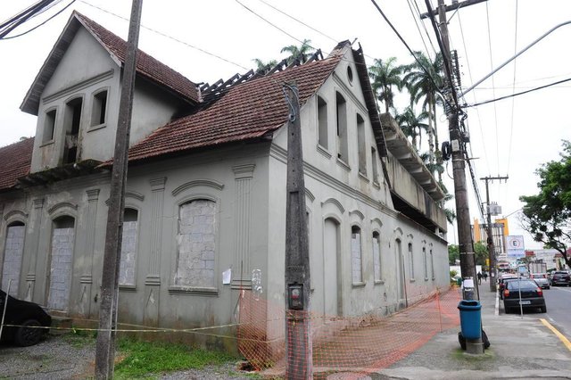 JOINVILLE,SC,BRASIL,01-08-2018.Predios públicos abandonados na região central de Joinville.Casarão da 3 de maio com a Rio Branco.(Foto:Salmo Duarte/A Notícia) JOINVILLE,SC,BRASIL,01-08-2018.Predios públicos abandonados na região central de Joinville.Casarão da 3 de maio com a Rio Branco.(Foto:Salmo Duarte/A Notícia)