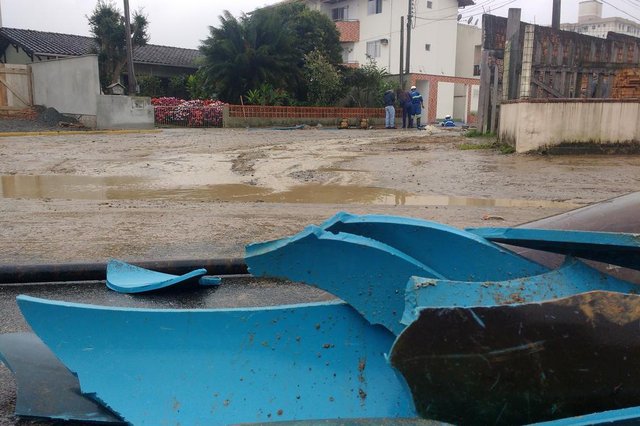 Rompimento na rede provoca falta de água em 28 bairros de Joinville Rompimento na rede provoca falta de água em 28 bairros de Joinville