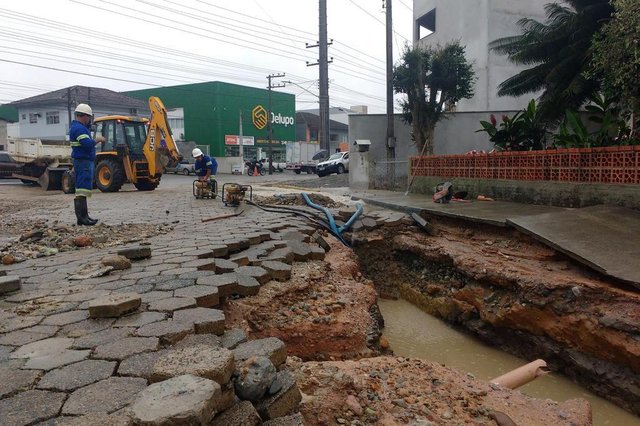 Rompimento na rede provoca falta de água em 28 bairros de Joinville Rompimento na rede provoca falta de água em 28 bairros de Joinville