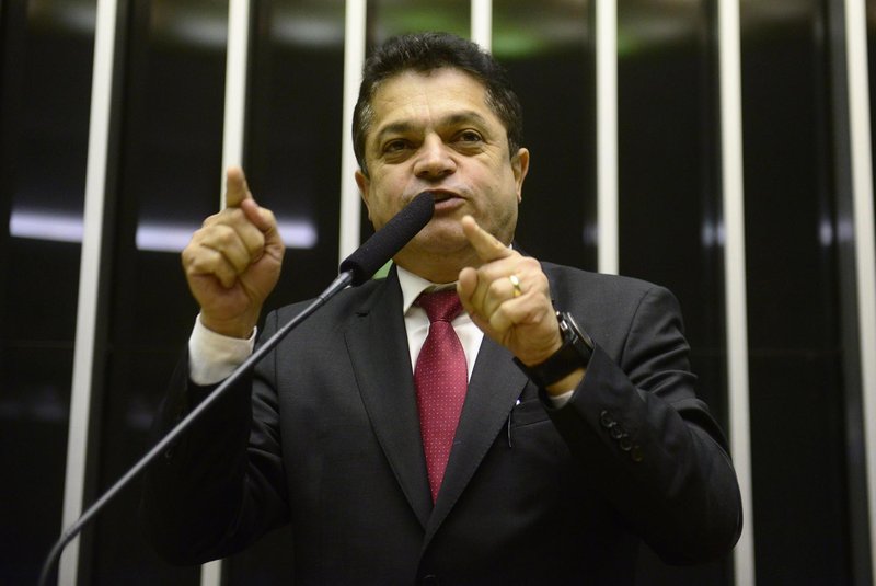Deputado federal João Rodrigues (PSD-SC) durante discussão com Jean Wyllys (PSOL-RJ) na tribuna da Câmara dos Deputados.