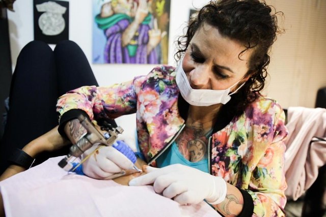 Kacielle Coelho, 32 anos, realiza procedimento de repigmentação da aréola após passar pela mastectomia. Nessa sessão, a tatuadora Janaina Piantino tatuou apenas uma aréola, a outra será feita durante a Convenção de Tatuagem. A tatuagem é uma alternativa para mulheres que tiveram câncer de mama, passaram por algum procedimento cirúrgico e querem resgatar a auto-estima através da estética. Durante a Expo Tattoo 2018 de Florianópolis, a tatuagem paramédica para repigmentação das aréola será gratuita com agendamento prévio. (FOTO: TIAGO GHIZONI/DIÁRIO CATARINENSE - FLORIANÓPOLIS, SANTA CATARINA, BRASIL - 10/07/2018) - ESTA FOTO É DE USO EXCLUSIVO PARA MATÉRIA ESPECIAL SOBRE REPIGMENTAÇÃO DE ARÉOLAS DE MULHERES QUE TIVERAM CÂNCER DE MAMA. Kacielle Coelho, 32 anos, realiza procedimento de repigmentação da aréola após passar pela mastectomia. Nessa sessão, a tatuadora Janaina Piantino tatuou apenas uma aréola, a outra será feita durante a Convenção de Tatuagem. A tatuagem é uma alternativa para mulheres que tiveram câncer de mama, passaram por algum procedimento cirúrgico e querem resgatar a auto-estima através da estética. Durante a Expo Tattoo 2018 de Florianópolis, a tatuagem paramédica para repigmentação das aréola será gratuita com agendamento prévio. (FOTO: TIAGO GHIZONI/DIÁRIO CATARINENSE - FLORIANÓPOLIS, SANTA CATARINA, BRASIL - 10/07/2018) - ESTA FOTO É DE USO EXCLUSIVO PARA MATÉRIA ESPECIAL SOBRE REPIGMENTAÇÃO DE ARÉOLAS DE MULHERES QUE TIVERAM CÂNCER DE MAMA.
