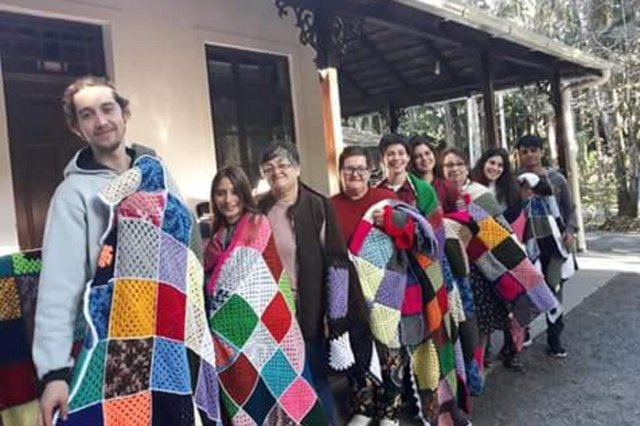 Voluntárias produzem 29 mantas de crochê para doar a moradores de rua em Blumenau. As peças foram feitas durante um projeto chamado Crochetando Empatia, na Fundação Cultural com o apoio da iniciativa privada Voluntárias produzem 29 mantas de crochê para doar a moradores de rua em Blumenau. As peças foram feitas durante um projeto chamado Crochetando Empatia, na Fundação Cultural com o apoio da iniciativa privada