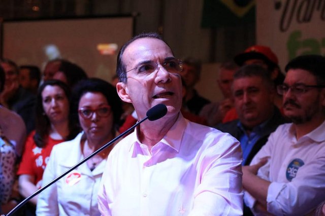 O deputado federal Décio Lima foi oficializado candidato ao Governo de Santa Catarina após convenção estadual do Partido dos Trabalhadores (PT). A sigla não definiu aliança com nenhum outro partido, da mesma forma que também deixou em aberto a vaga de vice-governador ¿ a qual, de acordo com o diretório, deve ser preenchida e anunciada na próxima segunda-feira.