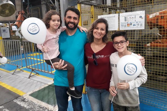 JOINVILLE, SANTA CATARINA, BRASIL (05/08/2018): Mais de 20 mil pessoas visitam a Tupy de Joinville no Dia da Família. Na foto Elizandro e Elisandra com os filhos Henrique e Olivia JOINVILLE, SANTA CATARINA, BRASIL (05/08/2018): Mais de 20 mil pessoas visitam a Tupy de Joinville no Dia da Família. Na foto Elizandro e Elisandra com os filhos Henrique e Olivia