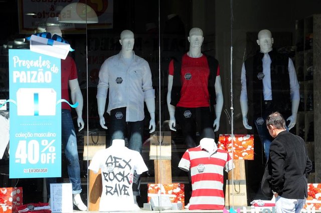 JOINVILLE,SC,BRASIL,07-08-2018.Comércio prepara vitrines para aquecer vendas do dia dos pais.Lyra Brasil.(Foto:Salmo Duarte/A Notícia) JOINVILLE,SC,BRASIL,07-08-2018.Comércio prepara vitrines para aquecer vendas do dia dos pais.Lyra Brasil.(Foto:Salmo Duarte/A Notícia)