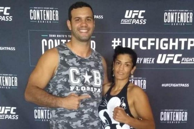 Lutadora de MMA Gisele Moreira no Contender UFC Lutadora de MMA Gisele Moreira no Contender UFC