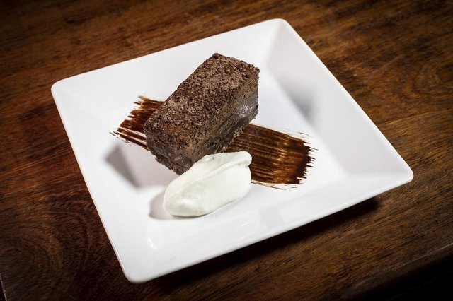 Começa hoje em Joinville o 15º Festival Gastronômico ¿ Edição Inverno 2018, que vai movimentar 20 restaurantes da cidade até o dia 29 de agosto. A promoção é da Câmara Setorial de Gastronomia e Entretenimento da CDL Joinville.Com o mote ¿Todo mundo vai curtir o nosso espetáculo¿, joinvilenses e visitantes podem esperar delícias surpreendentes durante os 22 dias do evento com entradas, aos pratos principais e sobremesas que vão dar água na boca. Esta edição do Festival volta a oferecer dois pratos principais a preços diferentes. O cliente terá disponível uma entrada, um prato principal entre os duas opções disponíveis e uma sobremesa. Com a opção 1 do prato principal o menu custará R$ 45,00; com a opção 2, R$ 56,00. Com mais esta edição, os restaurantes querem oferecer novamente uma experiência gastronômica completa e inesquecível, destaca o coordenador da Câmara Setorial de Gastronomia, Tomé de Souza. Começa hoje em Joinville o 15º Festival Gastronômico ¿ Edição Inverno 2018, que vai movimentar 20 restaurantes da cidade até o dia 29 de agosto. A promoção é da Câmara Setorial de Gastronomia e Entretenimento da CDL Joinville.Com o mote ¿Todo mundo vai curtir o nosso espetáculo¿, joinvilenses e visitantes podem esperar delícias surpreendentes durante os 22 dias do evento com entradas, aos pratos principais e sobremesas que vão dar água na boca. Esta edição do Festival volta a oferecer dois pratos principais a preços diferentes. O cliente terá disponível uma entrada, um prato principal entre os duas opções disponíveis e uma sobremesa. Com a opção 1 do prato principal o menu custará R$ 45,00; com a opção 2, R$ 56,00. Com mais esta edição, os restaurantes querem oferecer novamente uma experiência gastronômica completa e inesquecível, destaca o coordenador da Câmara Setorial de Gastronomia, Tomé de Souza.