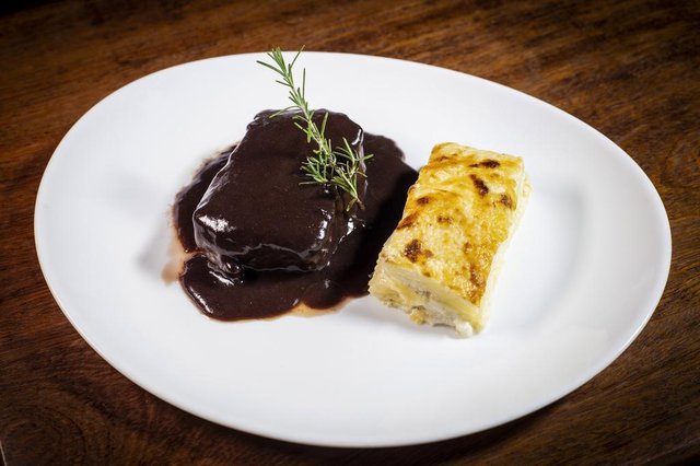 Começa hoje em Joinville o 15º Festival Gastronômico ¿ Edição Inverno 2018, que vai movimentar 20 restaurantes da cidade até o dia 29 de agosto. A promoção é da Câmara Setorial de Gastronomia e Entretenimento da CDL Joinville.Com o mote ¿Todo mundo vai curtir o nosso espetáculo¿, joinvilenses e visitantes podem esperar delícias surpreendentes durante os 22 dias do evento com entradas, aos pratos principais e sobremesas que vão dar água na boca. Esta edição do Festival volta a oferecer dois pratos principais a preços diferentes. O cliente terá disponível uma entrada, um prato principal entre os duas opções disponíveis e uma sobremesa. Com a opção 1 do prato principal o menu custará R$ 45,00; com a opção 2, R$ 56,00. Com mais esta edição, os restaurantes querem oferecer novamente uma experiência gastronômica completa e inesquecível, destaca o coordenador da Câmara Setorial de Gastronomia, Tomé de Souza. Começa hoje em Joinville o 15º Festival Gastronômico ¿ Edição Inverno 2018, que vai movimentar 20 restaurantes da cidade até o dia 29 de agosto. A promoção é da Câmara Setorial de Gastronomia e Entretenimento da CDL Joinville.Com o mote ¿Todo mundo vai curtir o nosso espetáculo¿, joinvilenses e visitantes podem esperar delícias surpreendentes durante os 22 dias do evento com entradas, aos pratos principais e sobremesas que vão dar água na boca. Esta edição do Festival volta a oferecer dois pratos principais a preços diferentes. O cliente terá disponível uma entrada, um prato principal entre os duas opções disponíveis e uma sobremesa. Com a opção 1 do prato principal o menu custará R$ 45,00; com a opção 2, R$ 56,00. Com mais esta edição, os restaurantes querem oferecer novamente uma experiência gastronômica completa e inesquecível, destaca o coordenador da Câmara Setorial de Gastronomia, Tomé de Souza.