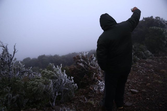 Amanhecer gelado no Morro das Antenas, em Urupema. -3ºC no termômetro, sem neve no momento. Fotos: Felipe Carneiro Amanhecer gelado no Morro das Antenas, em Urupema. -3ºC no termômetro, sem neve no momento. Fotos: Felipe Carneiro