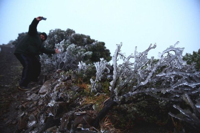 Amanhecer gelado no Morro das Antenas, em Urupema. -3ºC no termômetro, sem neve no momento. Fotos: Felipe Carneiro Amanhecer gelado no Morro das Antenas, em Urupema. -3ºC no termômetro, sem neve no momento. Fotos: Felipe Carneiro