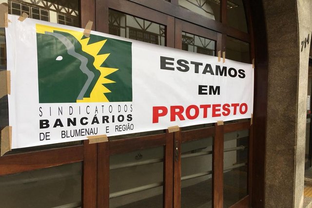 Bancários paralisam atividades em Blumenau em busca de aumento salarial. Segundo o sindicato da categoria, negociação começou em junho e a única proposta que receberam é de reposição da inflação Bancários paralisam atividades em Blumenau em busca de aumento salarial. Segundo o sindicato da categoria, negociação começou em junho e a única proposta que receberam é de reposição da inflação