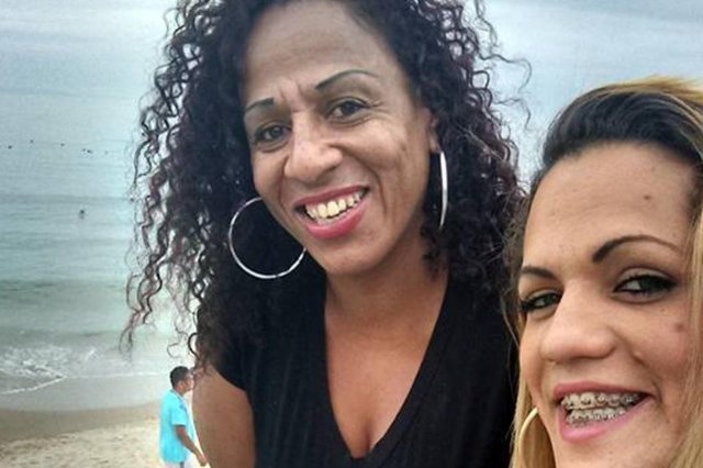 Na foto, Tania junto de outra transexual morte na Capital, Jennifer Celia Henrique, a JenniUma transexual foi assassinada a tiros na manhã desta sexta-feira em uma rua do bairro Vargem do Bom Jesus, no norte da Ilha. Identificada como Tania Lopes, cuja idade ainda não foi informada pelo Instituto Geral de Perícias (IGP), a vítima estava em casa, nas proximidades do Morro do Mosquito, quando dois homens a chamaram na porta, entraram na residência e efetuaram diversos tiros contra Tania. Ela morreu no interior do imóvel. Em dois meses, este é o segundo assassinato de transexual no norte da Ilha. Com mais este assassinato, Florianópolis registra agora 95 mortes violentas em 2018.De acordo com o delegado Ênio de Oliveira Mattos, titular da Delegacia de Homicídios da Capital, Tania foi morta dentro de casa, no início da manhã, por homens que a chamaram pelo nome antes de invadir a casa. Mattos ainda não tem suspeitos pelo crime. Até este momento, ninguém foi preso pelo homicídio de Tania. Na foto, Tania junto de outra transexual morte na Capital, Jennifer Celia Henrique, a JenniUma transexual foi assassinada a tiros na manhã desta sexta-feira em uma rua do bairro Vargem do Bom Jesus, no norte da Ilha. Identificada como Tania Lopes, cuja idade ainda não foi informada pelo Instituto Geral de Perícias (IGP), a vítima estava em casa, nas proximidades do Morro do Mosquito, quando dois homens a chamaram na porta, entraram na residência e efetuaram diversos tiros contra Tania. Ela morreu no interior do imóvel. Em dois meses, este é o segundo assassinato de transexual no norte da Ilha. Com mais este assassinato, Florianópolis registra agora 95 mortes violentas em 2018.De acordo com o delegado Ênio de Oliveira Mattos, titular da Delegacia de Homicídios da Capital, Tania foi morta dentro de casa, no início da manhã, por homens que a chamaram pelo nome antes de invadir a casa. Mattos ainda não tem suspeitos pelo crime. Até este momento, ninguém foi preso pelo homicídio de Tania.