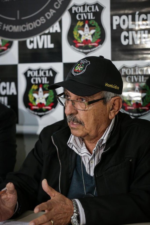 FLORIANOPOLIS, SC, BRAISL, 11/08/2018 - Delegado Enio Matos faz coletiva de imprensa para falar das prisoes aconteceram nos ultimos dias e os rumos das investigacoes sobre a chacina de Canasvieiras.Foto: Delegado Ênio Matos, delegacia de homicídios da capitalIndexador: Betina HumeresFonte: Diario CatarinenseFotógrafo: Fotografa FLORIANOPOLIS, SC, BRAISL, 11/08/2018 - Delegado Enio Matos faz coletiva de imprensa para falar das prisoes aconteceram nos ultimos dias e os rumos das investigacoes sobre a chacina de Canasvieiras.Foto: Delegado Ênio Matos, delegacia de homicídios da capitalIndexador: Betina HumeresFonte: Diario CatarinenseFotógrafo: Fotografa