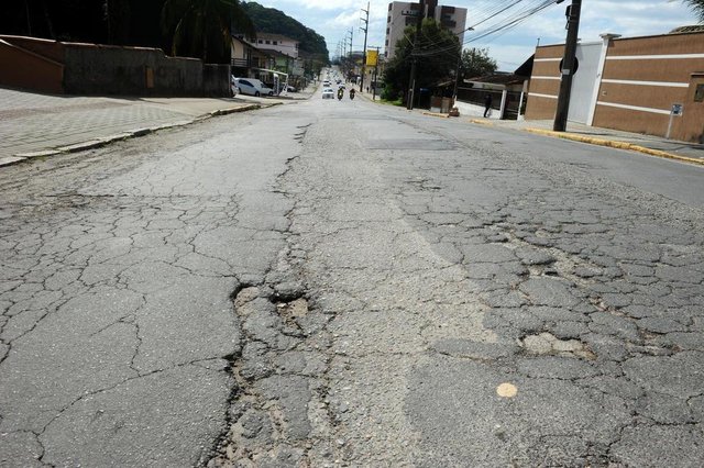 JOINVILLE,SC,BRASIL,09-08-2018.Teste AN.Equipe do jornal A notícia,percorreu a Rua Prefeito Helmuth Fallgatter,e constatou varios problemas dentre deles o asfalto de pessima qualidade deixando varios burracos.(Foto:Salmo Duarte/A Notícia) JOINVILLE,SC,BRASIL,09-08-2018.Teste AN.Equipe do jornal A notícia,percorreu a Rua Prefeito Helmuth Fallgatter,e constatou varios problemas dentre deles o asfalto de pessima qualidade deixando varios burracos.(Foto:Salmo Duarte/A Notícia)
