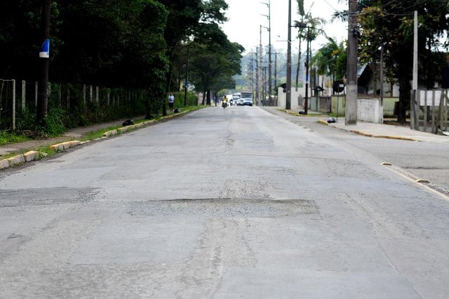 JOINVILLE,SC,BRASIL,09-08-2018.Teste AN.Equipe do jornal A notícia,percorreu a Rua Prefeito Helmuth Fallgatter,e constatou varios problemas dentre deles o asfalto de pessima qualidade deixando varios burracos.(Foto:Salmo Duarte/A Notícia) JOINVILLE,SC,BRASIL,09-08-2018.Teste AN.Equipe do jornal A notícia,percorreu a Rua Prefeito Helmuth Fallgatter,e constatou varios problemas dentre deles o asfalto de pessima qualidade deixando varios burracos.(Foto:Salmo Duarte/A Notícia)