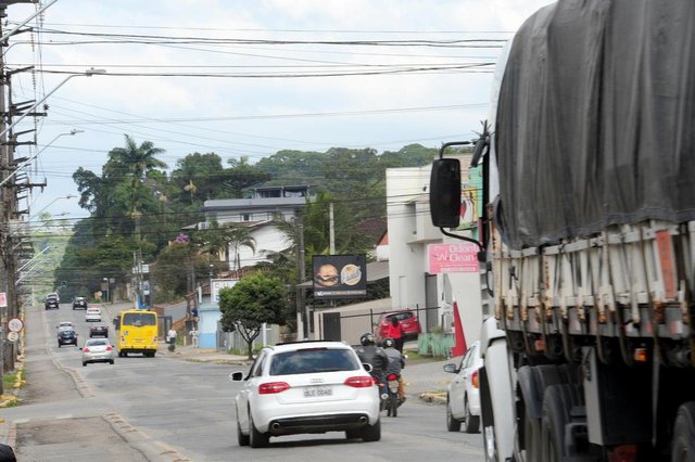 JOINVILLE,SC,BRASIL,09-08-2018.Teste AN.Equipe do jornal A notícia,percorreu a Rua Prefeito Helmuth Fallgatter,e constatou varios problemas dentre deles o asfalto de pessima qualidade deixando varios burracos.(Foto:Salmo Duarte/A Notícia) JOINVILLE,SC,BRASIL,09-08-2018.Teste AN.Equipe do jornal A notícia,percorreu a Rua Prefeito Helmuth Fallgatter,e constatou varios problemas dentre deles o asfalto de pessima qualidade deixando varios burracos.(Foto:Salmo Duarte/A Notícia)