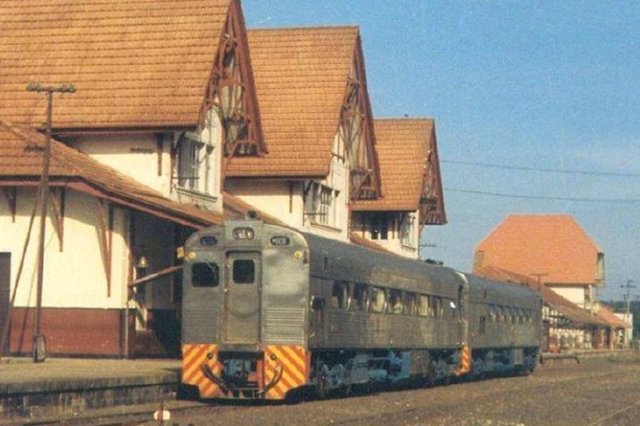 Litorina em frente à estação ferroviária de Joinville em 1986. Litorina em frente à estação ferroviária de Joinville em 1986.