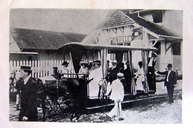 Foto de 1911 mostra bondes puxados a burro passando em frente à estação ferroviária de Joinville. Foto de 1911 mostra bondes puxados a burro passando em frente à estação ferroviária de Joinville.