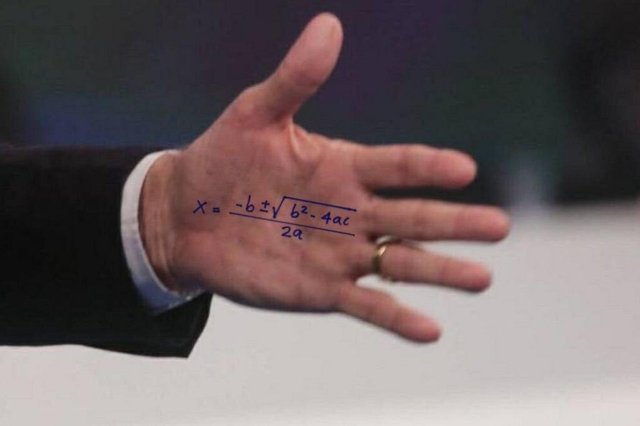 Cola de Jair Bolsonaro no debate da Rede TV vira meme. Cola de Jair Bolsonaro no debate da Rede TV vira meme.