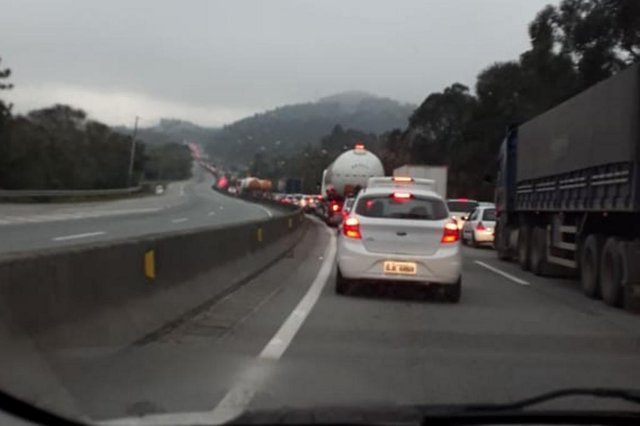 Motoristas que trafegavam em direção ao Sul do Estado se depararam com congestionamento em função do acidente Motoristas que trafegavam em direção ao Sul do Estado se depararam com congestionamento em função do acidente