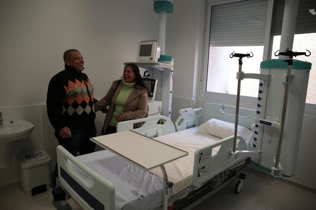 PORTO ALEGRE-RS- BRASIL- 21/08/2018- Assossiação Hospitalar Vila Nova, passa a administrar o Hospital da Restinga. Solenidade ocorreu nesta manhã com a assinatura do contrato. Carlos Andradas e Adecilva da Silva, integrantes do Conselho Distrital de Saúde da Restinga, na nova UTI. FOTO FERNANDO GOMES/ DIÁRIO GAÚCHO. PORTO ALEGRE-RS- BRASIL- 21/08/2018- Assossiação Hospitalar Vila Nova, passa a administrar o Hospital da Restinga. Solenidade ocorreu nesta manhã com a assinatura do contrato. Carlos Andradas e Adecilva da Silva, integrantes do Conselho Distrital de Saúde da Restinga, na nova UTI. FOTO FERNANDO GOMES/ DIÁRIO GAÚCHO.