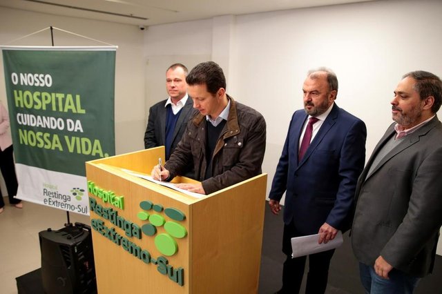 PORTO ALEGRE-RS- BRASIL- 21/08/2018- Assossiação Hospitalar Vila Nova, passa a administrar o Hospital da Restinga. Solenidade ocorreu nesta manhã com a assinatura do contrato. ESQ/DIR- Secretário de Saúde Erno Harzheim, Nelson Marchezan Jr, Dirceu Dalmolin e Gustavo Paim. FOTO FERNANDO GOMES/ DIÁRIO GAÚCHO. PORTO ALEGRE-RS- BRASIL- 21/08/2018- Assossiação Hospitalar Vila Nova, passa a administrar o Hospital da Restinga. Solenidade ocorreu nesta manhã com a assinatura do contrato. ESQ/DIR- Secretário de Saúde Erno Harzheim, Nelson Marchezan Jr, Dirceu Dalmolin e Gustavo Paim. FOTO FERNANDO GOMES/ DIÁRIO GAÚCHO.