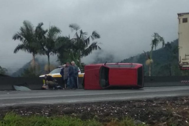 Dois acidentes são registrados no mesmo quilômetro na BR-101 em Joinville Dois acidentes são registrados no mesmo quilômetro na BR-101 em Joinville