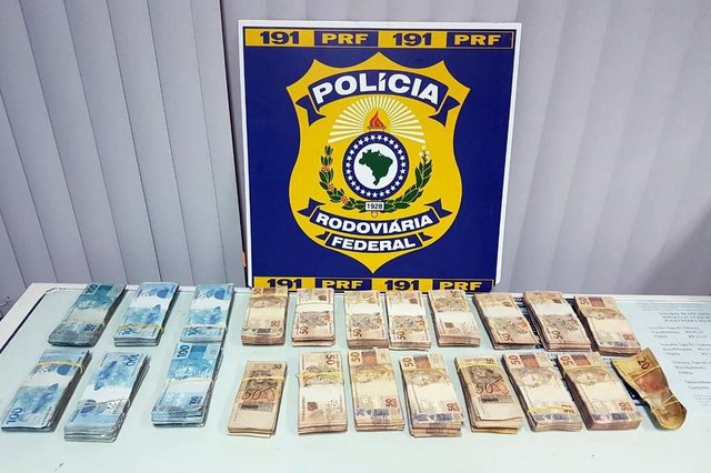 Assaltantes são presos na BR 101 em Barra Velha com R$ 135 mil roubados de empresa Assaltantes são presos na BR 101 em Barra Velha com R$ 135 mil roubados de empresa