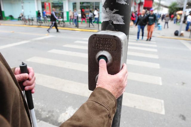 JOINVILLE,SC,BRASIL,21-08-2018.O projeto de lei ordinária que determina a colocação de sinais sonoros em semáforos foi aprovado em primeira votação na Câmara de Vereadores de Joinville.Seu Amauri,(Foto:Salmo Duarte/A Notícia) JOINVILLE,SC,BRASIL,21-08-2018.O projeto de lei ordinária que determina a colocação de sinais sonoros em semáforos foi aprovado em primeira votação na Câmara de Vereadores de Joinville.Seu Amauri,(Foto:Salmo Duarte/A Notícia)