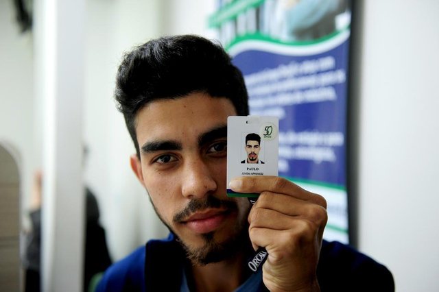 JOINVILLEN,SC,BRASIL,23-08-2018.Jovem Aprendiz,Paulo Vinícius Esteves,18 anos,aprendiz em serviços administrativos no Senac,trabalha na recepção da Orcali.(Foto:Salmo Duarte/A Notícia) JOINVILLEN,SC,BRASIL,23-08-2018.Jovem Aprendiz,Paulo Vinícius Esteves,18 anos,aprendiz em serviços administrativos no Senac,trabalha na recepção da Orcali.(Foto:Salmo Duarte/A Notícia)