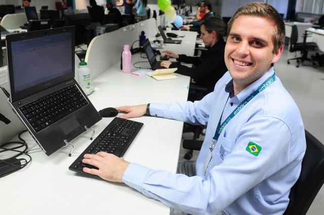 JOINVILLEN,SC,BRASIL,23-08-2018.Jovem Aprendiz,Alisson Correa,24 anos,foi aprendiz de assistente de produção na Embraco aos 17 anos e agora,aos 24 anos,é analista de projetos na mesma empresa.(Foto:Salmo Duarte/A Notícia) JOINVILLEN,SC,BRASIL,23-08-2018.Jovem Aprendiz,Alisson Correa,24 anos,foi aprendiz de assistente de produção na Embraco aos 17 anos e agora,aos 24 anos,é analista de projetos na mesma empresa.(Foto:Salmo Duarte/A Notícia)