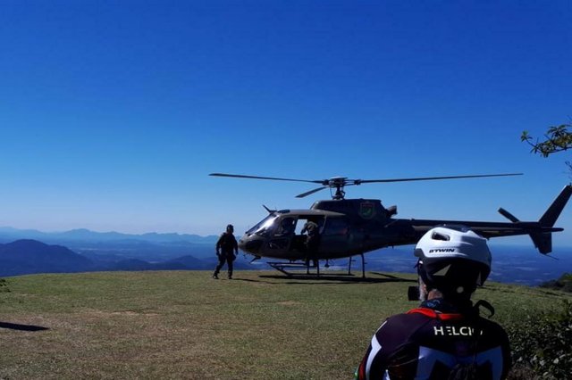 Norte-americano sofre acidente de parapente em Jaraguá do Sul Norte-americano sofre acidente de parapente em Jaraguá do Sul