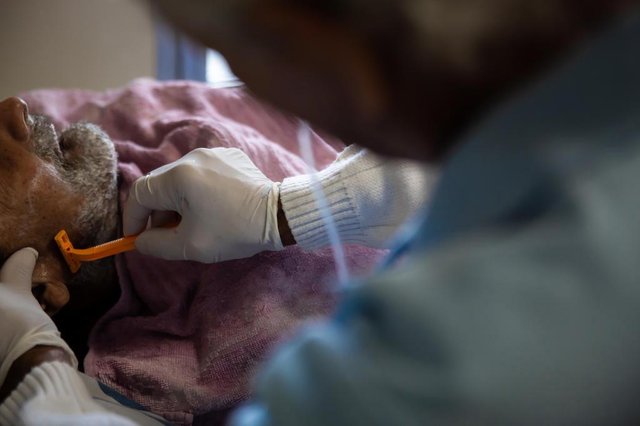 SÃO JOSÉ, SC, BRASIL - 22/08/2018Aristides Pedro Garcia, 77 anos, aposentado que faz barba de pacientes no Hospital Regional de SJ SÃO JOSÉ, SC, BRASIL - 22/08/2018Aristides Pedro Garcia, 77 anos, aposentado que faz barba de pacientes no Hospital Regional de SJ