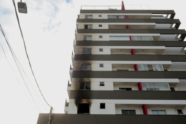 Incêndio destrói apartamento na zona Leste de Joinville Incêndio destrói apartamento na zona Leste de Joinville