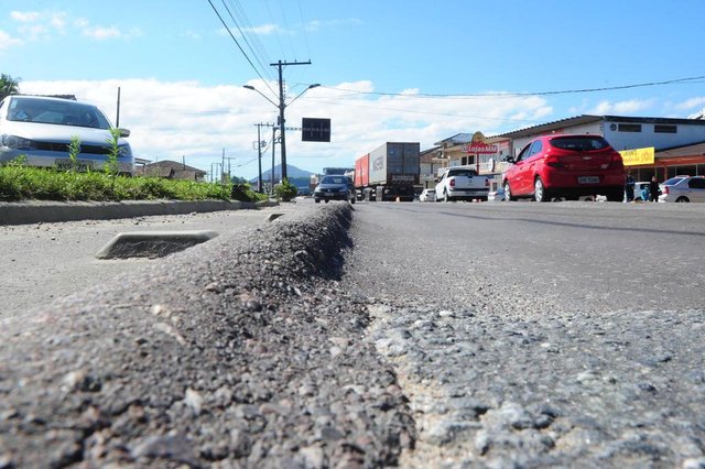 GARUVA,SC,BRASIL,27-08-2018.Começa a implantação da iluminição do contorno Sul de Garuva.Asfalto da SC 413 em Garuva.(Foto:Salmo Duarte/A Notícia) GARUVA,SC,BRASIL,27-08-2018.Começa a implantação da iluminição do contorno Sul de Garuva.Asfalto da SC 413 em Garuva.(Foto:Salmo Duarte/A Notícia)