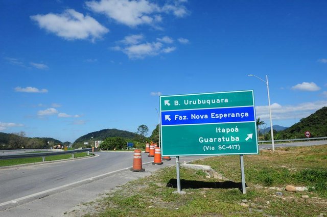 GARUVA,SC,BRASIL,27-08-2018.Começa a implantação da iluminição do contorno Sul de Garuva.(Foto:Salmo Duarte/A Notícia) GARUVA,SC,BRASIL,27-08-2018.Começa a implantação da iluminição do contorno Sul de Garuva.(Foto:Salmo Duarte/A Notícia)