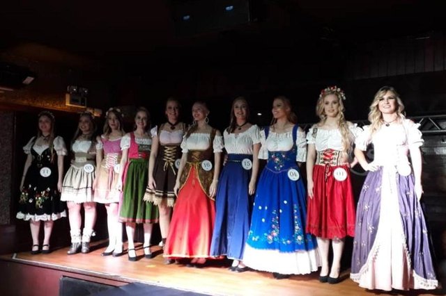 RealezaDefinidas as candidatas que vão concorrer ao título de Rainha da 36ª Oktoberfest Ao todo, 16 mulheres se inscreveram e 10 delas foram selecionadas por uma banca de jurados RealezaDefinidas as candidatas que vão concorrer ao título de Rainha da 36ª Oktoberfest Ao todo, 16 mulheres se inscreveram e 10 delas foram selecionadas por uma banca de jurados