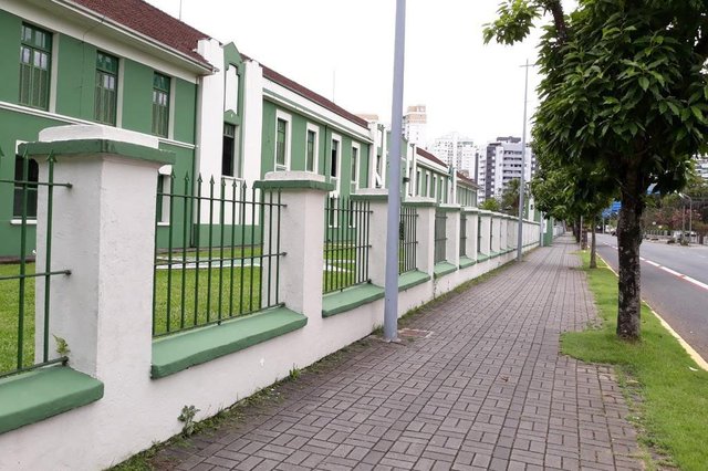 Entra ano, sai ano, e é assim: nesta época do ano, a nossa Joinville fica bem mais vazia que o normal. A prova disso é que alguns pontos normalmente movimentados ficam completamente diferentes. Um deles é a famosa calçada do Batalhão, um dos locais preferidos para boas caminhadas, mas que nesta semana tem ficado, na maioria do tempo, vazia. Fiz até uma foto para registrar esse momento tão singular. Nem de longe parece que o clique foi feito numa área central da maior cidade do Estado. Entra ano, sai ano, e é assim: nesta época do ano, a nossa Joinville fica bem mais vazia que o normal. A prova disso é que alguns pontos normalmente movimentados ficam completamente diferentes. Um deles é a famosa calçada do Batalhão, um dos locais preferidos para boas caminhadas, mas que nesta semana tem ficado, na maioria do tempo, vazia. Fiz até uma foto para registrar esse momento tão singular. Nem de longe parece que o clique foi feito numa área central da maior cidade do Estado.