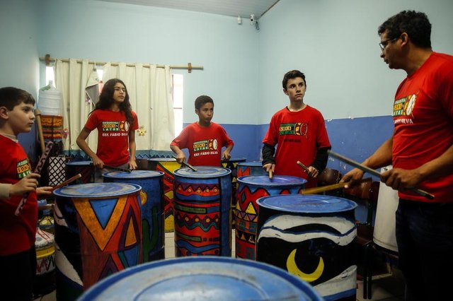 TUBARÃO, SC, BRASIL - 23/08/2018Projeto Orquestra Sons e Latas mantido na Escola Estadual Fábio Silva pela ONG Moradia e Cidadania. Na foto, da esquerda para a direita, Gustavo Matias Elias, Alicia Rosa, Leonardo Alves, Leonardo de Lima e o professor Miro TUBARÃO, SC, BRASIL - 23/08/2018Projeto Orquestra Sons e Latas mantido na Escola Estadual Fábio Silva pela ONG Moradia e Cidadania. Na foto, da esquerda para a direita, Gustavo Matias Elias, Alicia Rosa, Leonardo Alves, Leonardo de Lima e o professor Miro