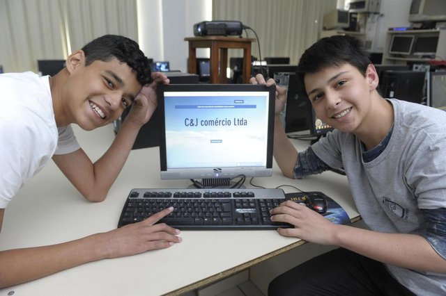 Blumenau - SC - Brasil - 29082018 - Cauan(branco) e João Vitor são destaque na turma de informatica, eles criaram uma loja virtual. Blumenau - SC - Brasil - 29082018 - Cauan(branco) e João Vitor são destaque na turma de informatica, eles criaram uma loja virtual.