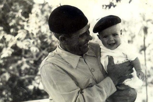 Eduardo Jorge (PV), candidato a vice de Marina Silva (Rede), com o avô Juvenal em Madre de Deus, ilha da Baía de Todos os Santos.Ano era 1950. Eduardo Jorge (PV), candidato a vice de Marina Silva (Rede), com o avô Juvenal em Madre de Deus, ilha da Baía de Todos os Santos.Ano era 1950.