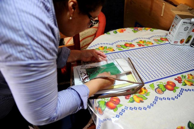 CAXIAS DO SUL, RS, BRASIL, 30/08/2017A Andreia tem deficiência visual grave, e apesar de ter graduação em Administração não consegue emprego. A matéria mostra justamente que as empresas só contratam essa população quando são obrigadas. Faz cerca de dois anos que ela tá na busca por algum trabalho. (Lucas Amorelli/Agência RBS) CAXIAS DO SUL, RS, BRASIL, 30/08/2017A Andreia tem deficiência visual grave, e apesar de ter graduação em Administração não consegue emprego. A matéria mostra justamente que as empresas só contratam essa população quando são obrigadas. Faz cerca de dois anos que ela tá na busca por algum trabalho. (Lucas Amorelli/Agência RBS)