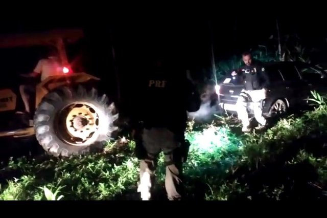 Quase 200 Kg de maconha são apreendidos em carro que fugiu da fiscalização na BR 101 em Joinville. Quase 200 Kg de maconha são apreendidos em carro que fugiu da fiscalização na BR 101 em Joinville.