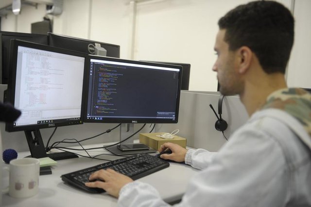 Alex Borderes Lopes, funcionário da HBSIS que trabalha na área de tecnologia, novo perfil da economia de Blumenau Alex Borderes Lopes, funcionário da HBSIS que trabalha na área de tecnologia, novo perfil da economia de Blumenau