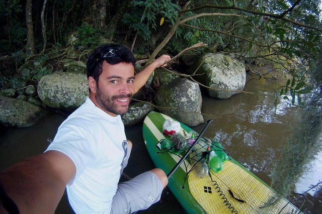 Leandro Raí dá aula de stand up paddle com prancha feita de garrafas pet. Na foto, um aluno no Guaíba. Leandro Raí dá aula de stand up paddle com prancha feita de garrafas pet. Na foto, um aluno no Guaíba.